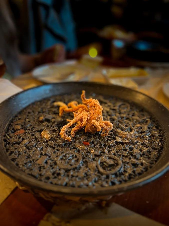 Arroz negro con chipirones crujientes en Taberna el Corcho